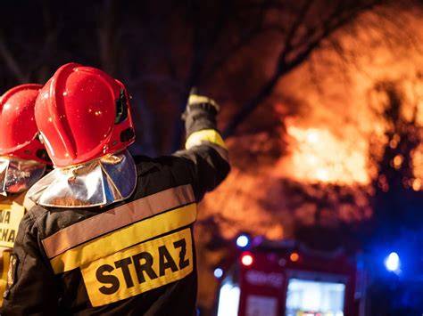 Zdjęcie strażaków pracujących na miejscu pożaru serwisu akumulatorów