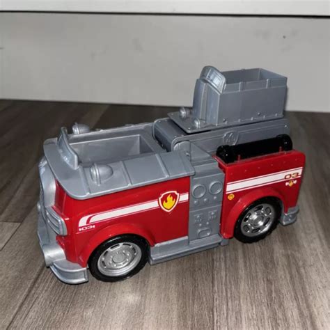 Infographic or schema of the 2-in-1 transforming fire truck playset