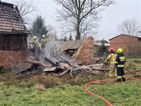 pożar drewnianego budynku gospodarczego, akcja strażaków, płonący budynek