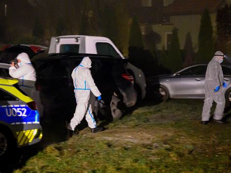 zniszczone zabudowania gospodarcze po pożarze, policyjne oględziny