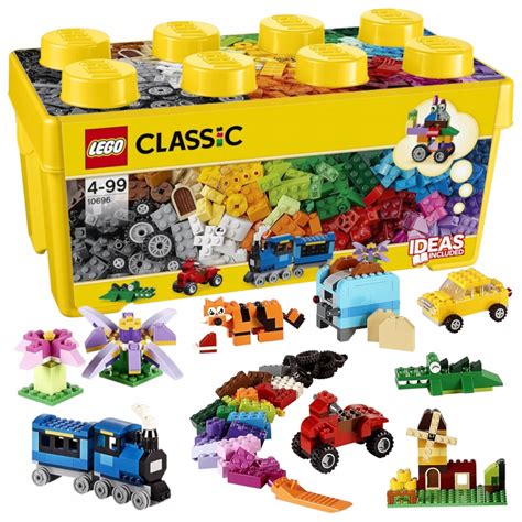 Fotografia przedstawiająca różnorodne zestawy klocków LEGO na półce, podkreślająca ich popularność i różnorodność