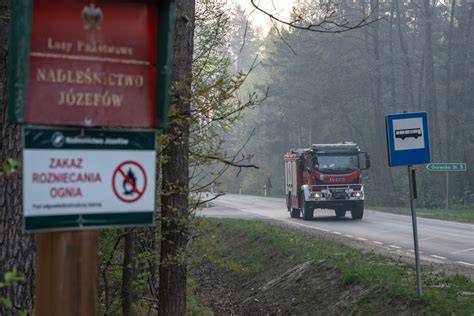 kadry z filmu przedstawiające akcję ratunkową w płonącym lesie