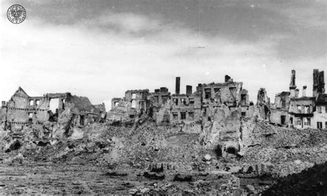 Fotografia przedstawiająca ruiny śródmieścia Kalisza po sierpniowej pacyfikacji w 1914 roku