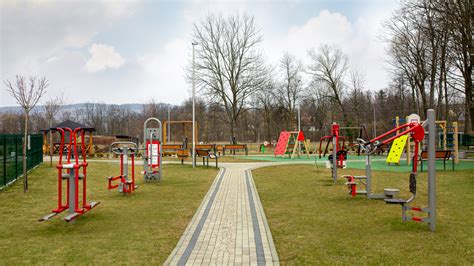 zdjęcie wesołego hydrantu Pawełek w przestrzeni miejskiej