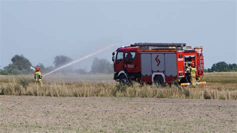Pożar rżyska na polu między Janiszewem a Kursztynem