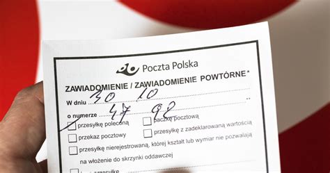Zdjęcie przedstawiające opóźnioną korespondencję na stosie listów lub awizo