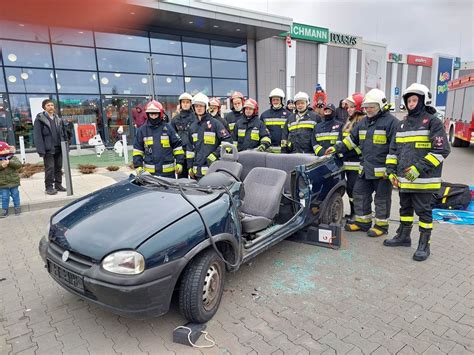 Kadr z akcji ratunkowej, policjant pomaga starszemu mężczyźnie