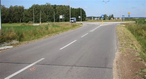 Zdjęcie zmodernizowanej nawierzchni drogi powiatowej z nowym oznakowaniem