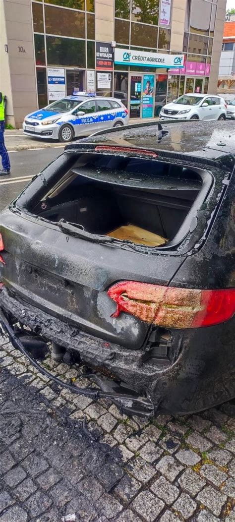 Zdjęcie spalonego samochodu osobowego na ulicy Frysztackiej