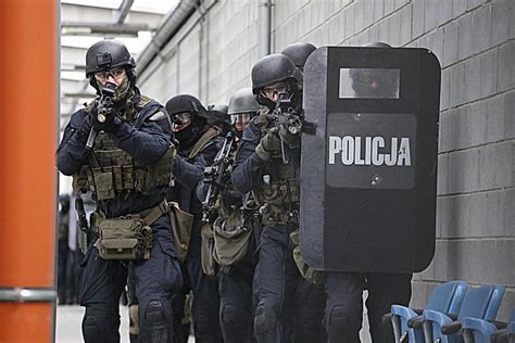 Zdjęcie funkcjonariuszy policji w akcji ratunkowej