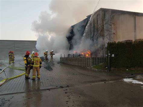 Pożar hali magazynowej, widoczny dym z daleka