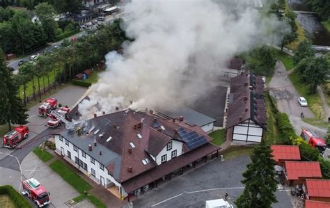 strażacy gaszący pożar hotelu, widok z bliska