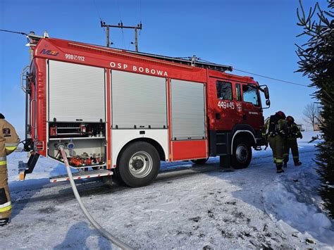 zdjęcie samochodu OSP Bobowa w rowie