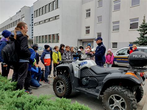 Zdjęcie policjantów opiekujących się papugą na komisariacie