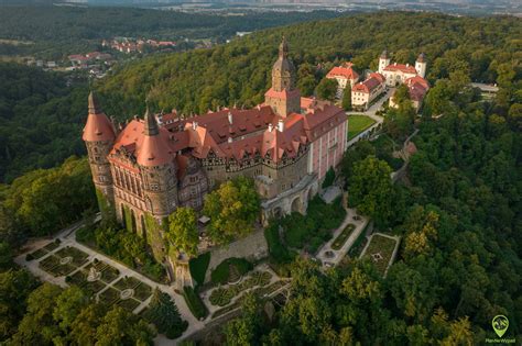 Historyczne zdjęcie Zamku Książ, infografika systemu ochrony przeciwpożarowej zamku, zdjęcie ceremonii uhonorowania służb