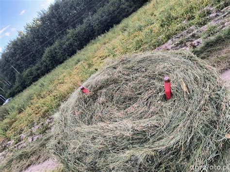 Zdjęcie płonącego składowiska siana w balach
