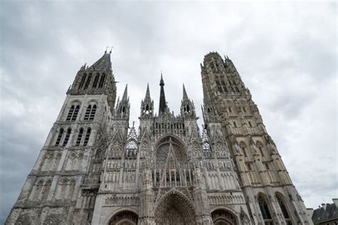 Widok na płonącą iglicę Katedry w Rouen, otoczoną rusztowaniami