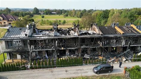 Zdjęcie uszkodzonych domów szeregowych po pożarze