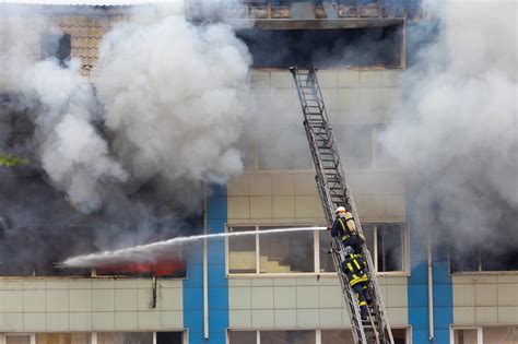 Zdjęcie ewakuacji mieszkańców z płonącego budynku