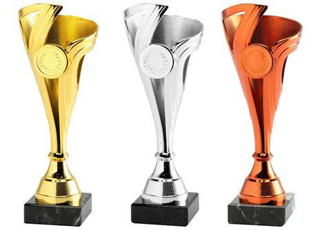 kolekcja pucharów strażackich na podium