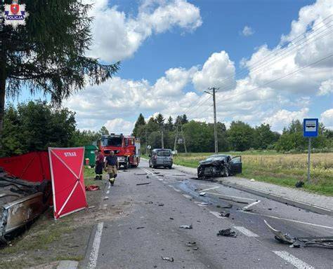 Tematyczne zdjęcie strażaka na miejscu wypadku na S3, ukazujące akcję ratunkową