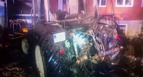 zdjęcie spalonego ciągnika rolniczego