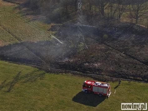 zdjęcia z akcji gaśniczej w Osiecznicy z widocznymi płonącymi ciężarówkami