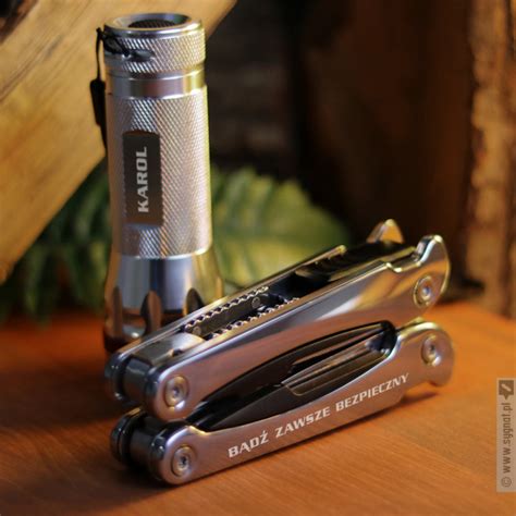 zestaw EDC z latarką, multitoolem i nożem