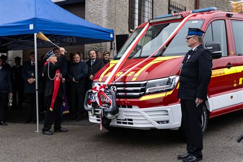 Uroczystość jubileuszu OSP Małusy Wielkie, strażacy i zaproszeni goście