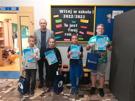 fotografia Czesława Maciejewskiego lub historyczna fotografia szkoły w Kowalewie