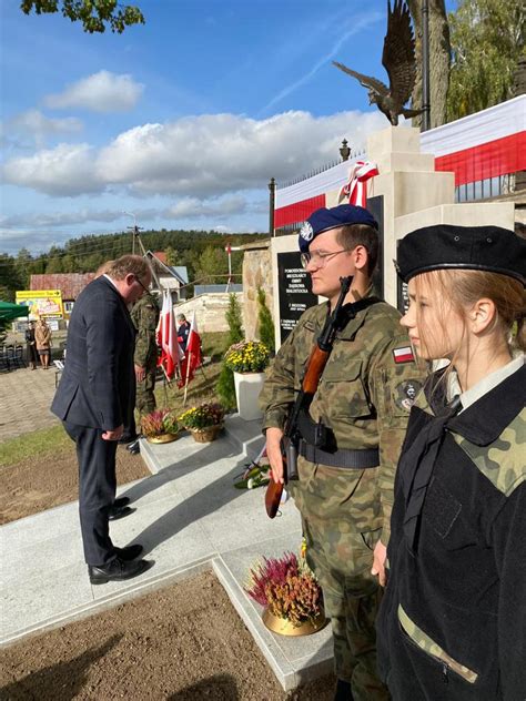 zdjęcie nowego zarządu OSP Kowalewo lub uroczystości odsłonięcia ławeczki