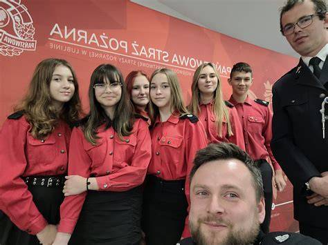 Młodzieżowa Drużyna Pożarnicza z Lubomierza podczas ćwiczeń lub uroczystości