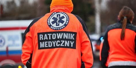 ratownicy medyczni w akcji przy osobie wychłodzonej