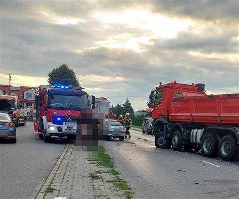 Wrak dostawczego Fiata w rowie po śmiertelnym wypadku na drodze DK 60 w Legardzie, z widocznymi służbami ratunkowymi