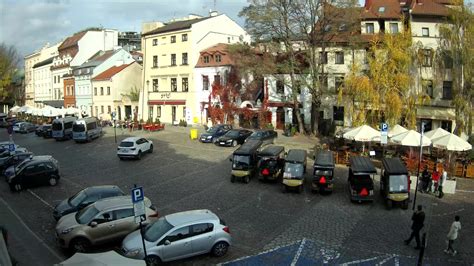 widok na ulicę z zaparkowanym samochodem strażackim w tle