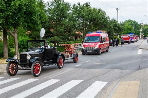 Historyczne zdjęcie strażaków i wozów strażackich w Żorach z lat 90.
