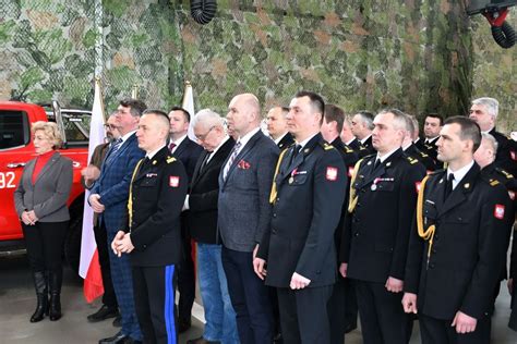 zdjęcie strażaków Ochotniczej Straży Pożarnej podczas uroczystego apelu