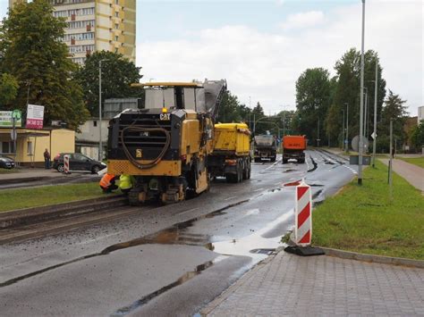 zdjęcie z budowy drogi w Łodzi, ciężki sprzęt, nowy asfalt