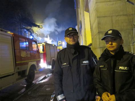 Zdjęcie płonącego dachu Komendy Powiatowej Policji w Nysie