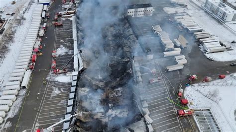 zdjęcie płonącej hali magazynowej DB Schenker pod Poznaniem