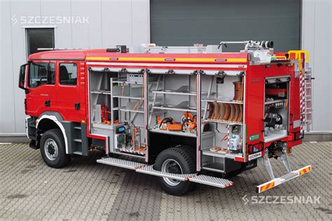 Zdjęcie ciężkiego samochodu ratowniczo-gaśniczego MAN TGM 18.340 BB (4x4) z widocznym dachem roboczym i drabinką