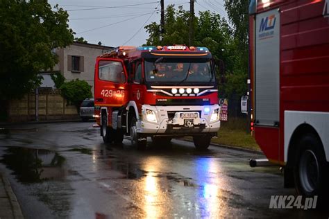 Zdjęcie przedstawiające służby ratunkowe (policja, straż pożarna) przed restauracją McDonald's