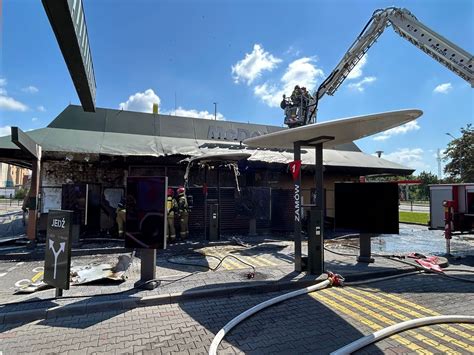 Zdjęcie przedstawiające płonącą wiatę lub uszkodzoną elewację restauracji McDonald's w Grudziądzu