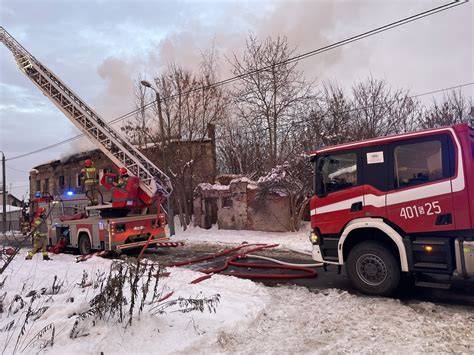 Strażacy gaszą pożar w piwnicy budynku wielorodzinnego