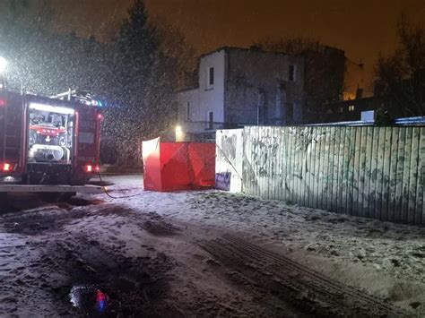 Spalony samochód po pożarze garażu przy ulicy Piaskowej w Ornecie