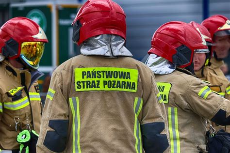 Strażacy walczą z ogniem na poddaszu zabytkowej kamienicy w Ornecie