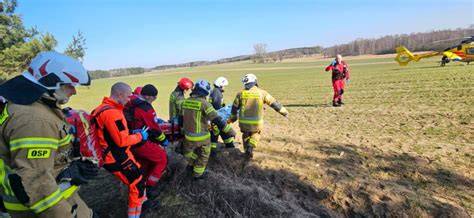 Strażacy OSP pomagający w pracach polowych lub zabezpieczający wydarzenie wiejskie