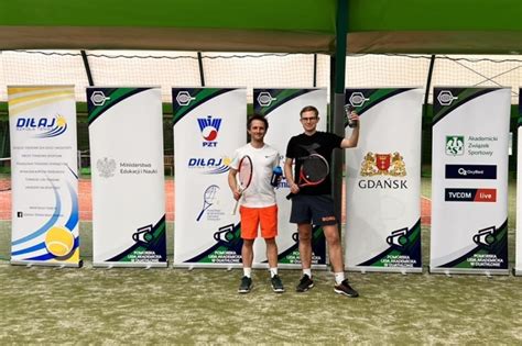 zdjęcie uczestników turnieju tenisowego i akcji krwiodawstwa