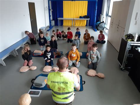 zdjęcie strażaków prowadzących warsztaty z pierwszej pomocy dla dzieci