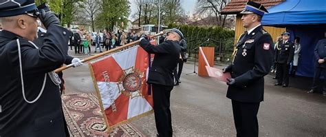 Zdjęcie z uroczystości 50-lecia OSP w Bielsku-Białej, prezentujące defiladę strażaków i poświęcenie sztandaru.